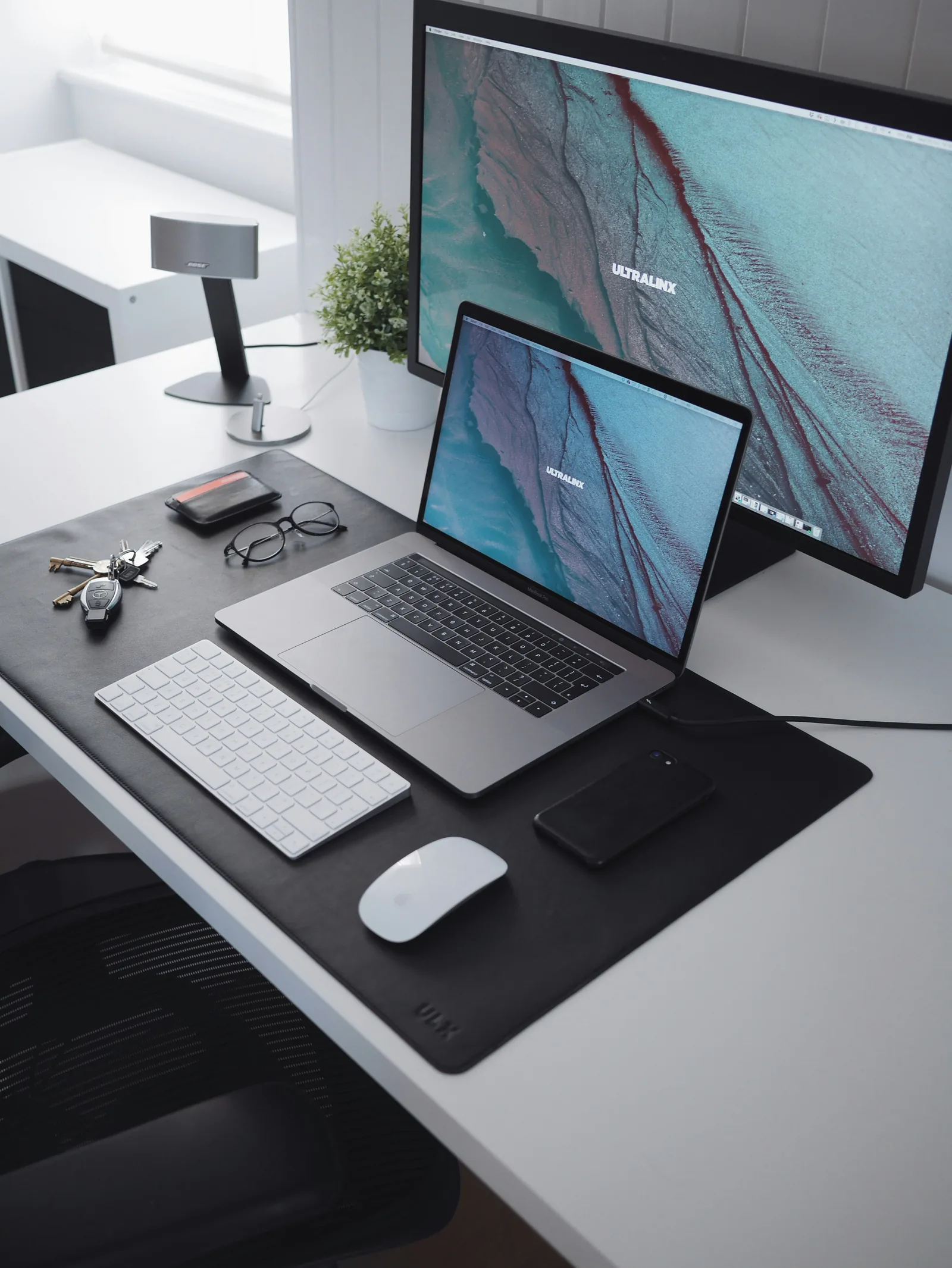 Рабочий стол с MacBook и внешним экраном для совместного анализа и управления
